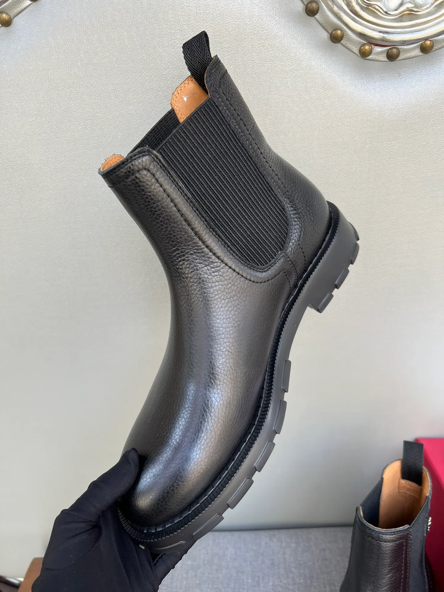 [Ferragamo] Top P: 1000💰 Number of yards: 39~44 (38.45 custom-made, non-refundable) Ferragamo winter series, original 1:1 development, casual men's short boots, original quality, exclusive new Ferragamo autumn and winter new high-top men's shoes, exquisite hand-stitching, workmanship details comparable to counters, imported calfskin upper, cowhide lining, original foam outsole.